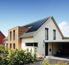 Modernes Einfamilienhaus mit Photovoltaikanlage auf dem Dach, nachhaltige Energie und Architektur.