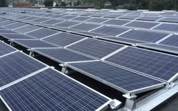 Solaranlage mit vielen Photovoltaikmodulen auf einem Flachdach zur nachhaltigen Stromerzeugung.