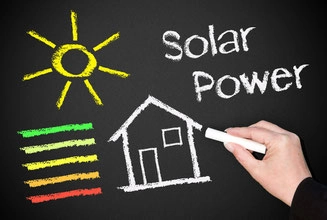Gezeichnete Sonne, Haus und Energiebalken symbolisieren Solarenergie und nachhaltige Stromerzeugung.